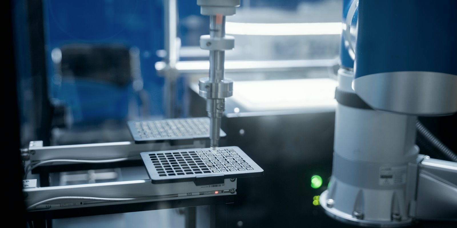 Robot arm in an automation laboratory